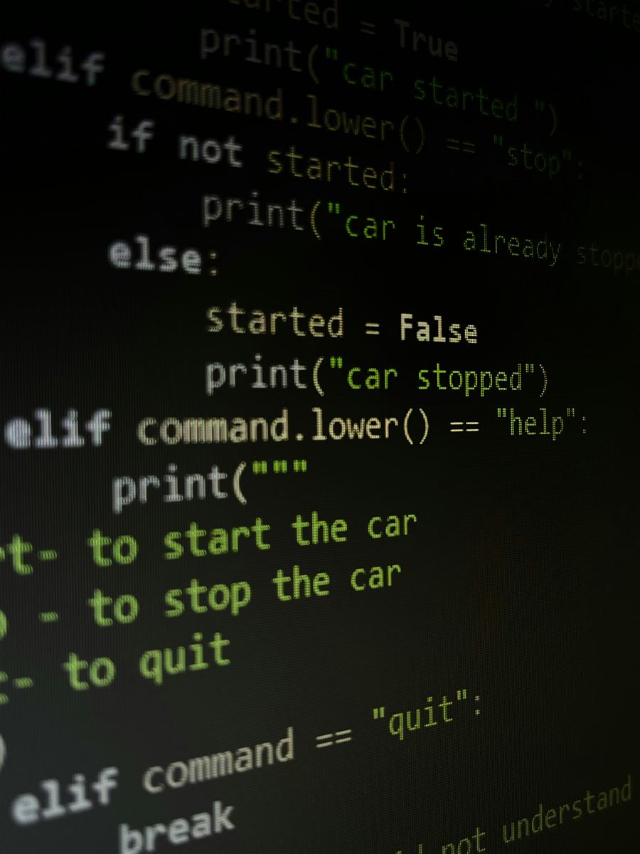 Écran affichant du code de programmation, illustrant le développement de logiciels sur mesure.